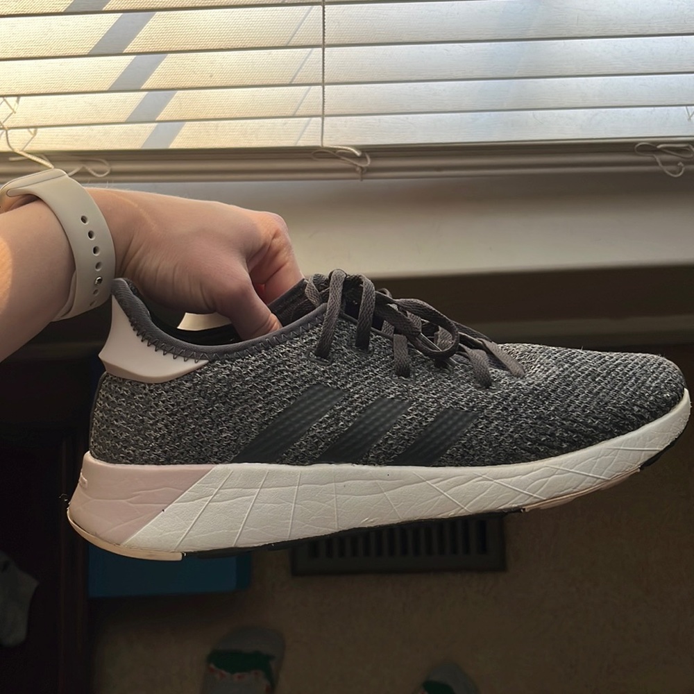 Women’s Adidas Tennis shoes- Size 10